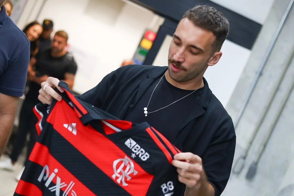 Léo Ortiz brilha com gol em sua estreia pelo Flamengo
